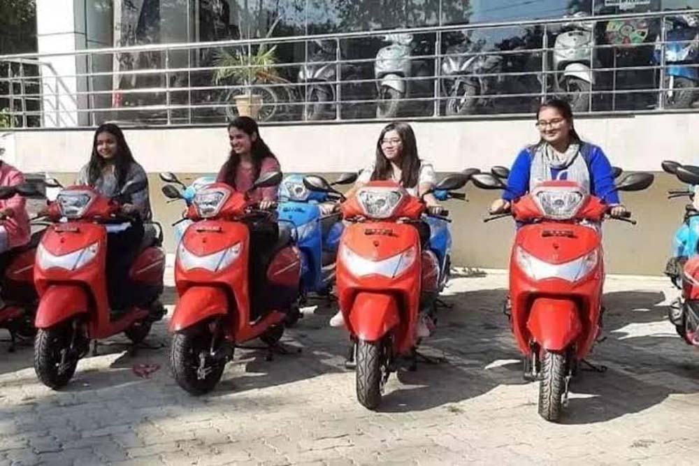 रानी लक्ष्मीबाई स्कूटी योजना के नियम बदलेंगे, ज्यादा छात्राओं को मिलेगा लाभ