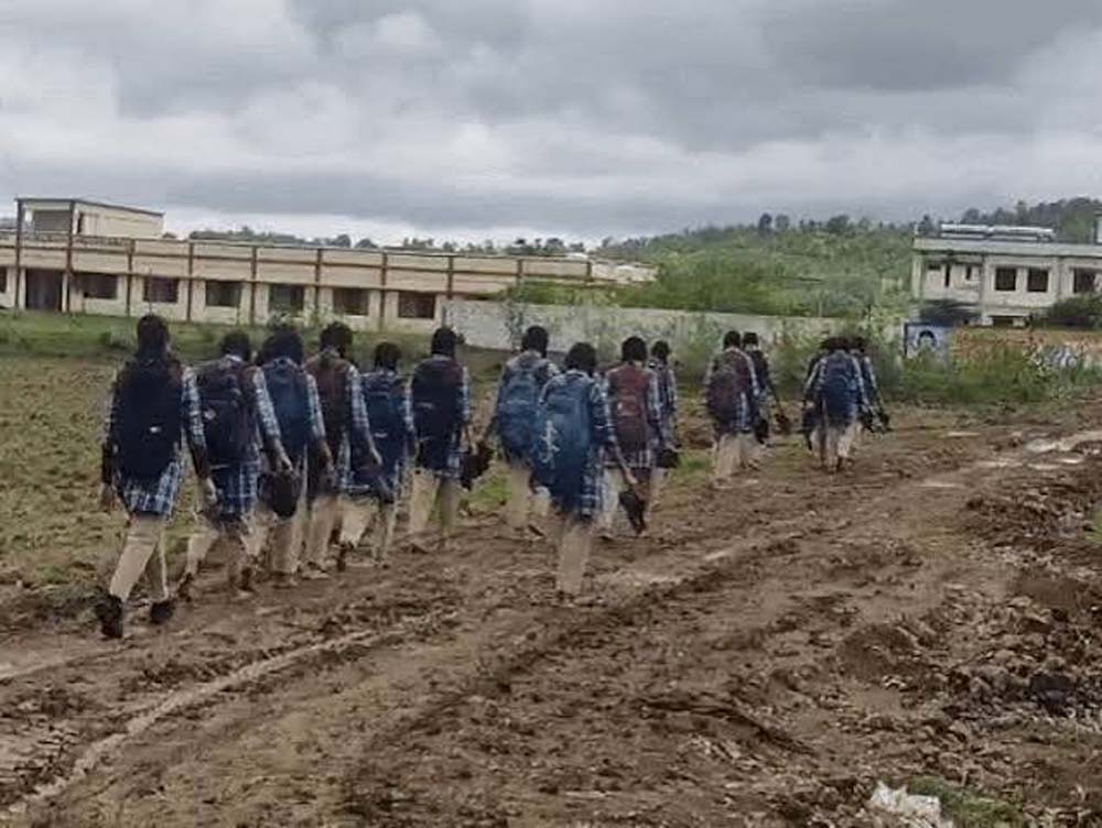 हल्की बारिश में दलदल बना सीएम राइज स्कूल मार्ग, छात्रों की बढ़ी परेशानी