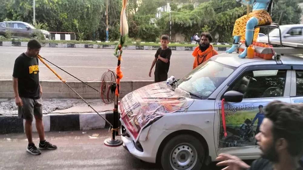 अनूठी कांवड़ यात्रा में 12 क्विंटल कार खींच रहे नरेंद्र, मेरठ पहुंचे अनूठी कांवड़ यात्रा में 12 क्विंटल कार खींच रहे नरेंद्र, मेरठ पहुंचे