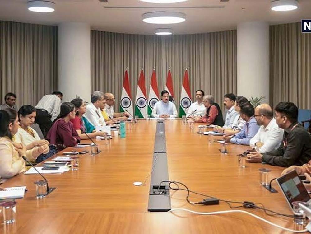 धर्मेंद्र प्रधान के बाद प्रह्लाद जोशी बने शिक्षा मंत्री, सामने होंगी बड़ी चुनौतियां