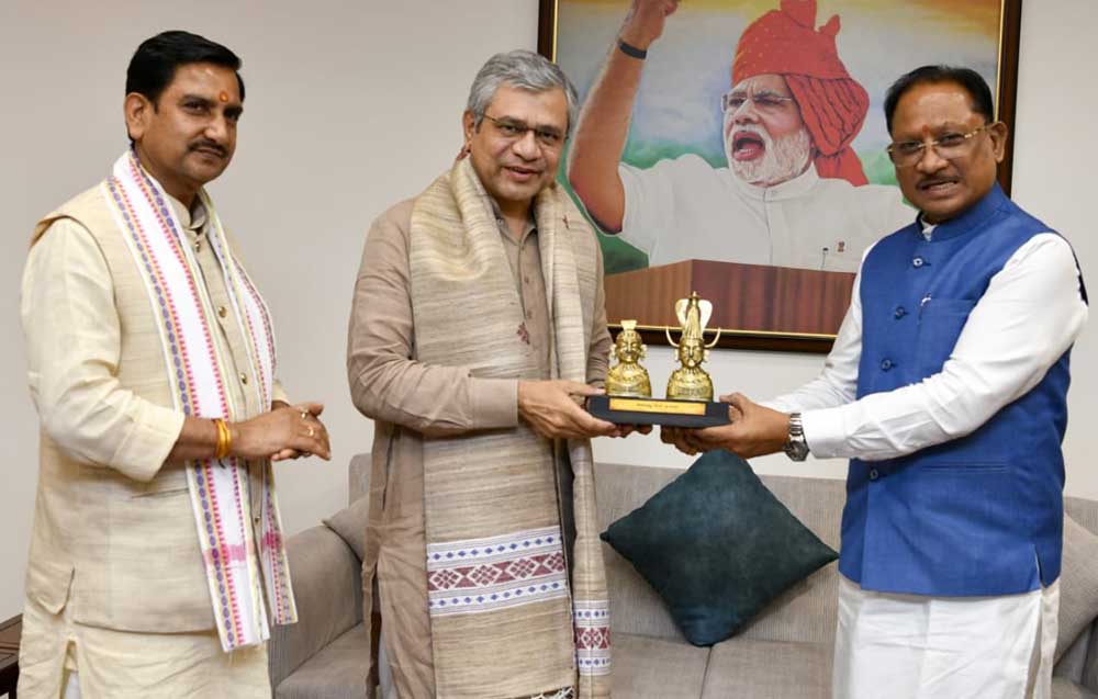 मुख्यमंत्री विष्णुदेव साय ने छत्तीसगढ़ में प्रमुख रेल परियोजनाओं को गति देने रेल मंत्री अश्विनी वैष्णव से की विस्तृत चर्चा