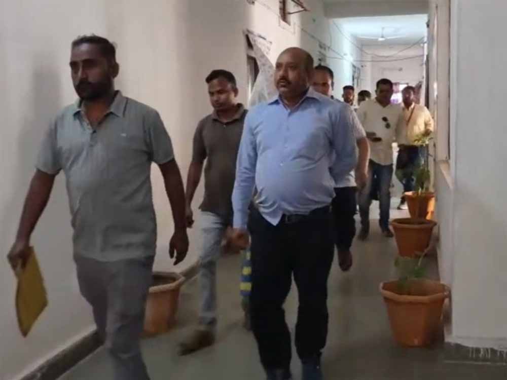 नामांतरण के लिए मांगी रिश्वत, कोंडागांव में तहसीलदार के रीडर को ACB ने रंगे हाथों दबोचा नामांतरण के लिए मांगी रिश्वत, कोंडागांव में तहसीलदार के रीडर को ACB ने रंगे हाथों दबोचा