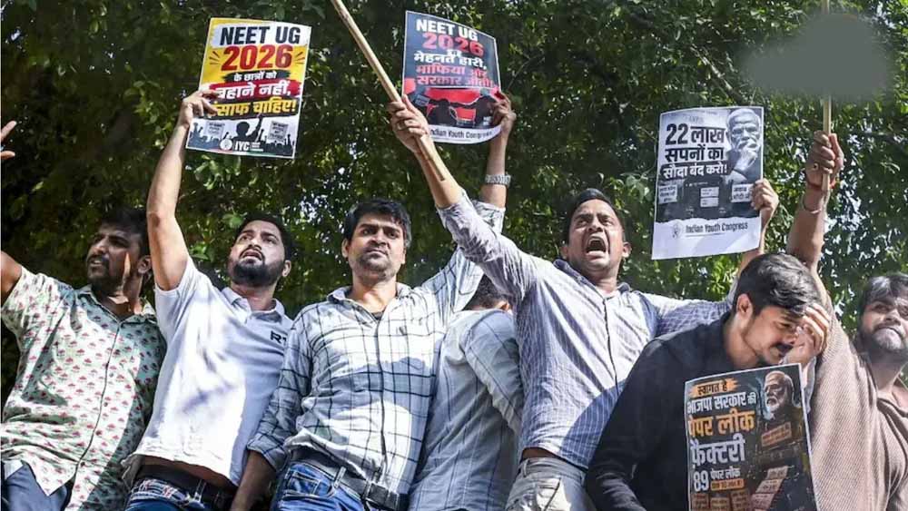 NEET Protest: प्रदर्शन में अश्लील हरकतों पर पुलिस का शिकंजा, नाबालिग समेत कई की पहचान में जुटी जांच