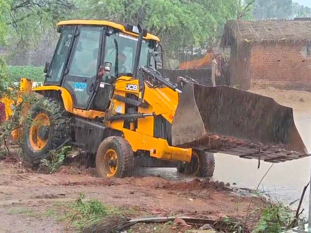 मूसलाधार बारिश से छत्तीसगढ़ बेहाल, जलभराव और बाढ़ जैसे हालात, कई गांवों का संपर्क कटा