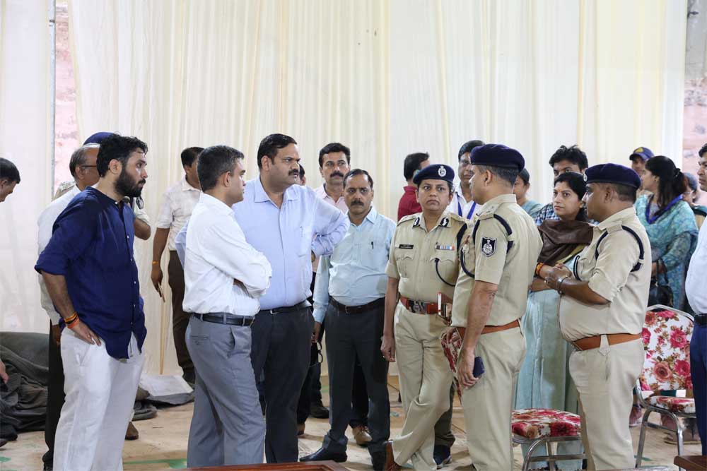 संभाग आयुक्त शर्मा और आईजी मती वर्धन ने कार्यक्रम स्थल पर देखीं व्यवस्थाएं