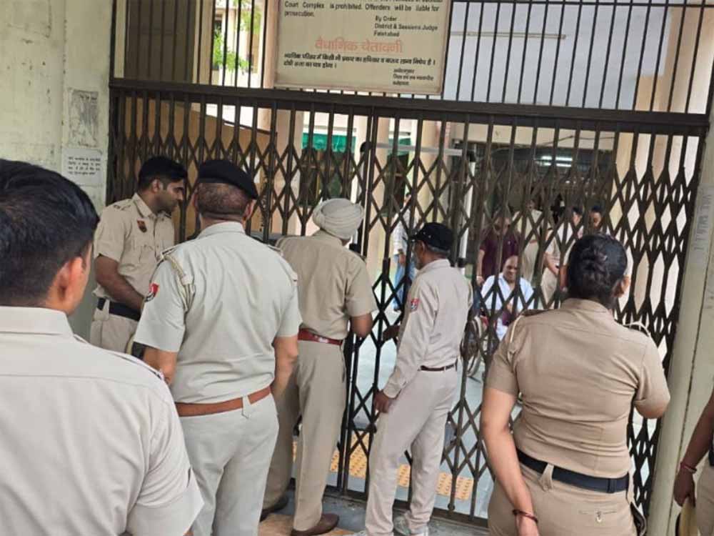 Fatehabad Court Bomb Threat: धमकी मिलते ही मचा हड़कंप, कोर्ट परिसर खाली, जांच शुरू