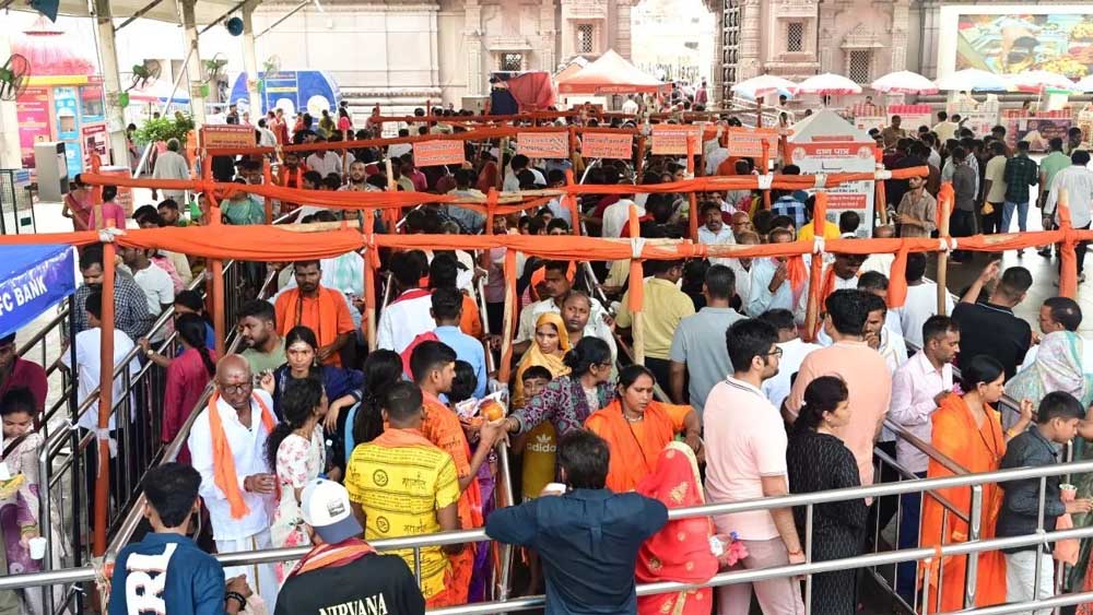 श्रावण के प्रथम दिन बाबा विश्वनाथ के दरबार में उमड़ा आस्था का सैलाब श्रावण के प्रथम दिन बाबा विश्वनाथ के दरबार में उमड़ा आस्था का सैलाब