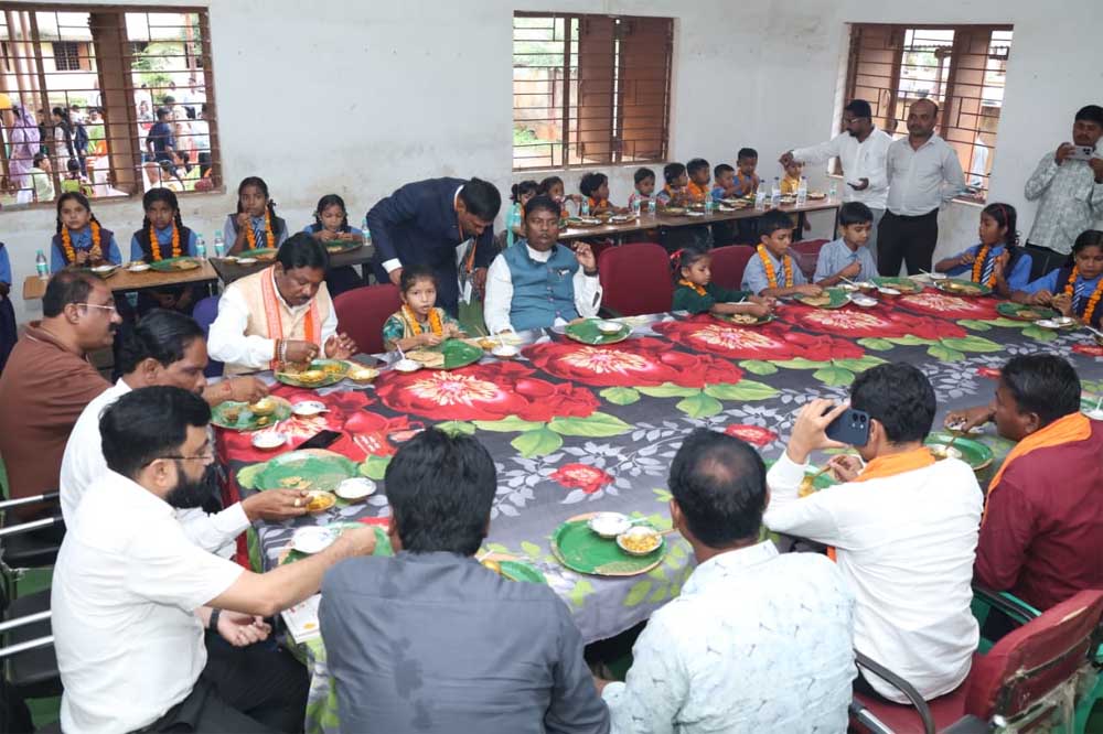 वन मंत्री केदार कश्यप और सांसद महेश कश्यप ने नवप्रवेशी बच्चों का किया आत्मीय स्वागत, नए स्कूल भवन का किया लोकार्पण