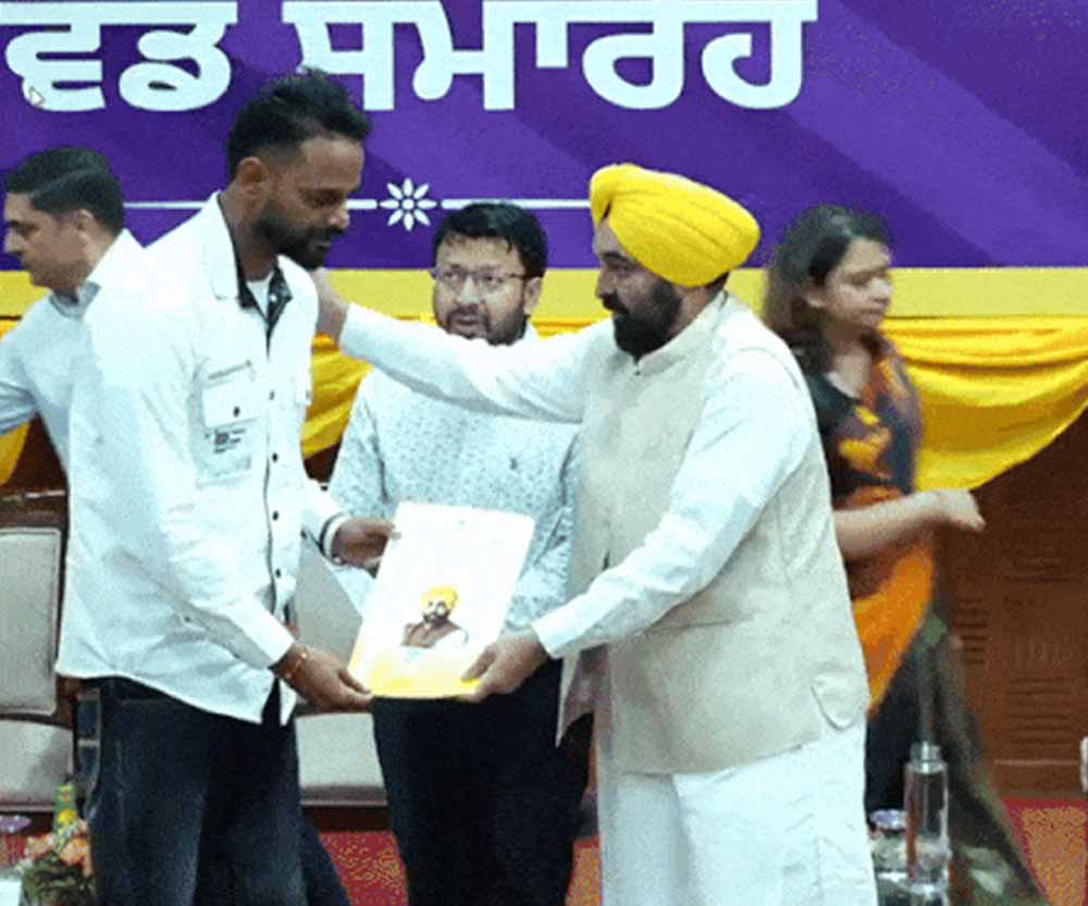 नए कर्मचारियों को नियुक्ति पत्र सौंपते हुए CM मान का बड़ा संदेश, 'योग्यता ही नौकरी की असली पहचान'