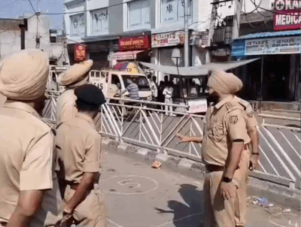 अमृतसर बंद के बीच ड्यूटी कर रहे पुलिसकर्मी ने तोड़ा दम, घटना से मचा हड़कंप अमृतसर बंद के बीच ड्यूटी कर रहे पुलिसकर्मी ने तोड़ा दम, घटना से मचा हड़कंप
