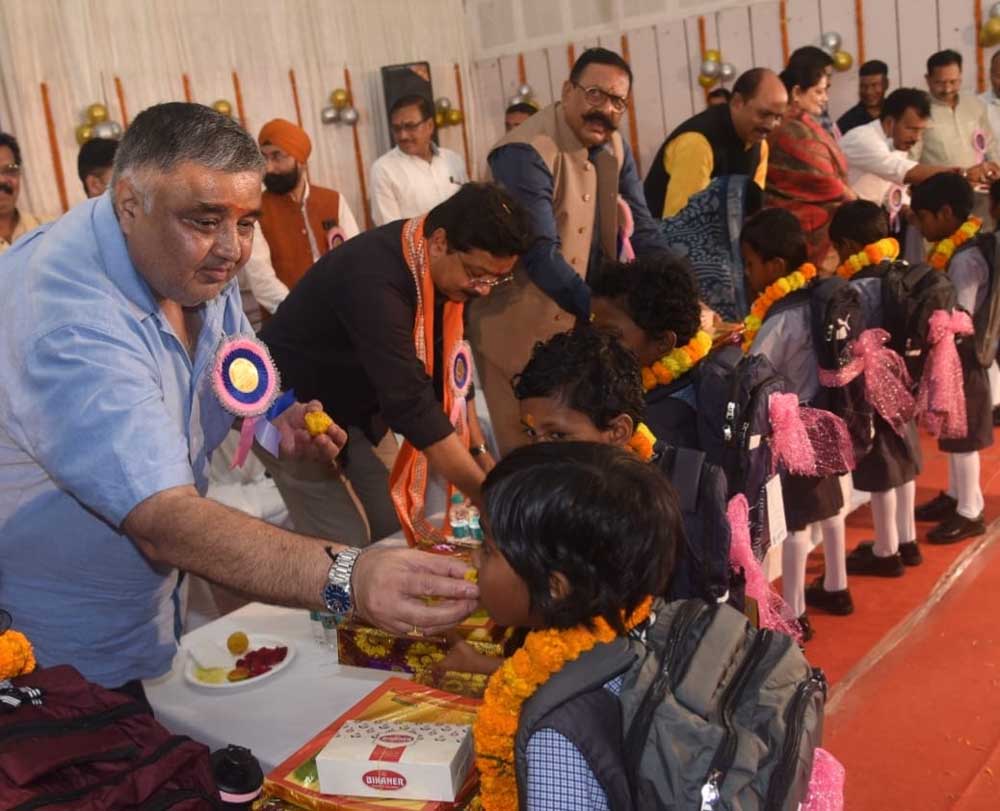 पर्यटन मंत्री राजेश अग्रवाल ने नवप्रवेशी बच्चों का किया आत्मीय स्वागत