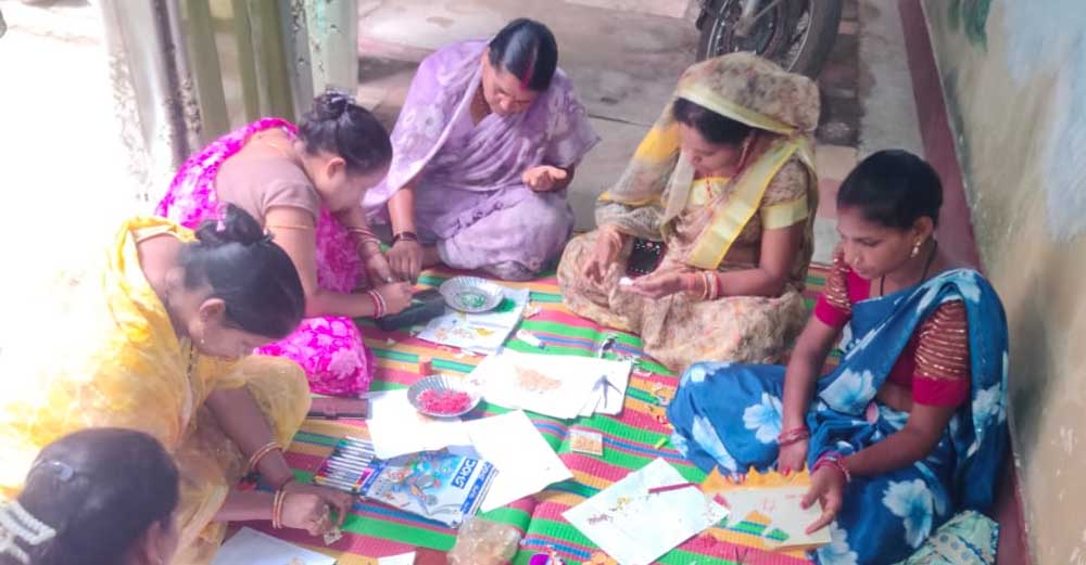 रायगढ़ में स्व-सहायता समूह की दीदियों ने तैयार कीं अनोखी बीज राखियां