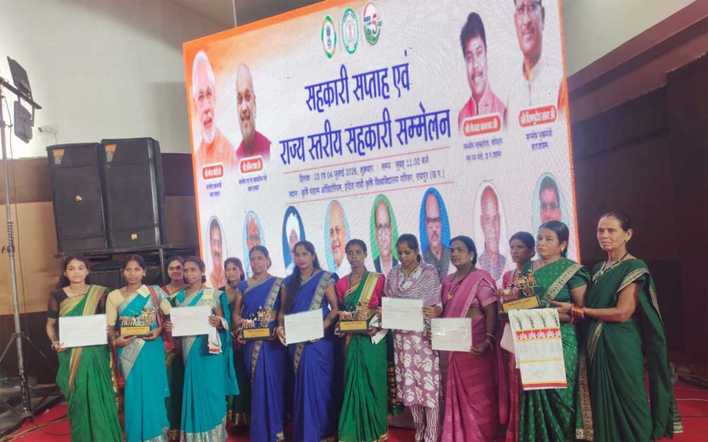 मुख्यमंत्री विष्णुदेव साय ने जशपुर के वन धन विकास केंद्र पंचक्की की महिला स्व-सहायता समूह को किया सम्मानित