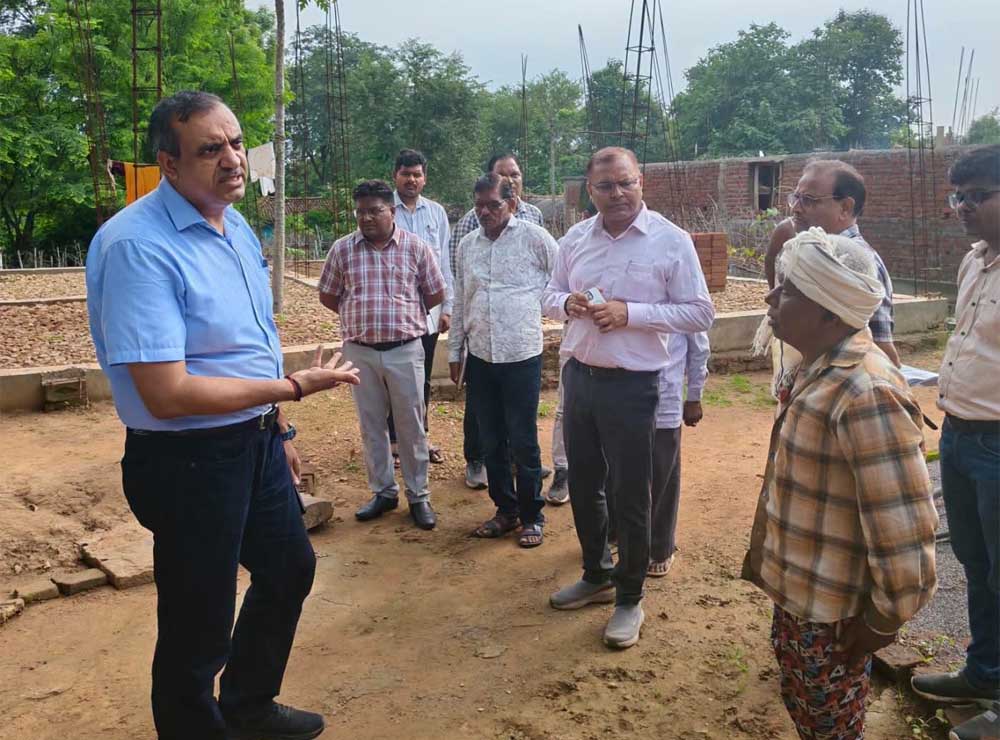ग्राम चदैनिया में हितग्राहियों से किया संवाद, समय-सीमा में गुणवत्तापूर्ण आवास निर्माण के दिए निर्देश