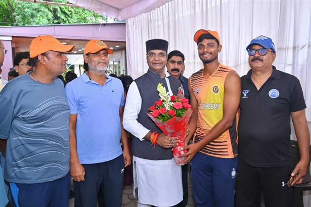 मंत्री सारंग से की सौजन्य भेंट, मंत्री ने अनिमेष दी शुभकामनाएं मंत्री सारंग से की सौजन्य भेंट, मंत्री ने अनिमेष दी शुभकामनाएं