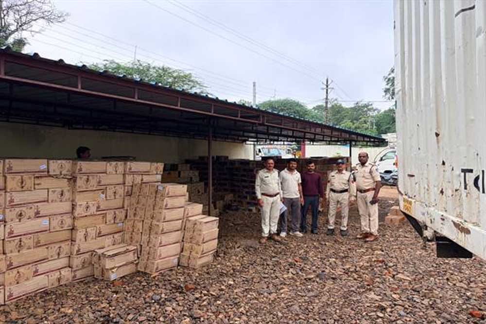 आलीराजपुर में लगभग 2 करोड़ रुपये मूल्य की 2004 पेटी अवैध अंग्रेजी शराब जब्त, दो कंटेनर वाहन सहित दो आरोपी गिरफ्तार