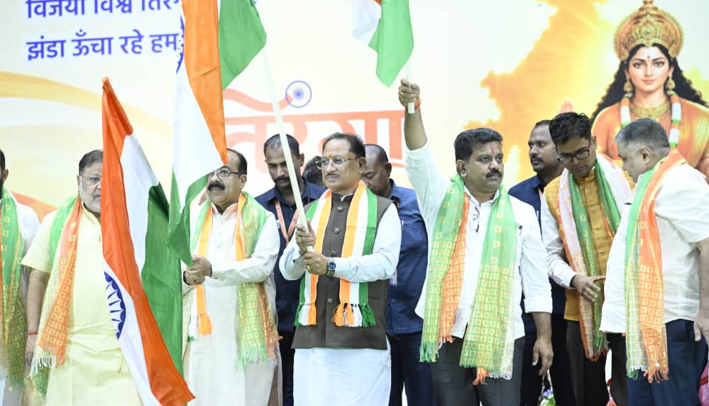 छत्तीसगढ़ में तिरंगा यात्रा का भव्य आयोजन, CM विष्णु देव साय ने हाथ में तिरंगा लेकर की अगुवाई