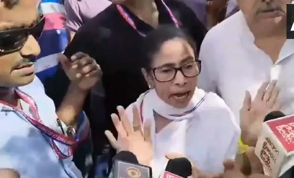 बंगाल में ममता बनर्जी के काफिले पर पथराव, पुलिस हिरासत में TMC कार्यकर्ता की मौत से गुस्सा