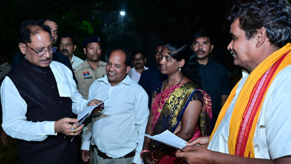 रायपुर: बगिया में CM विष्णु देव साय ने सुनी आम लोगों की समस्याएं, अधिकारियों को दिए सख्त निर्देश रायपुर: बगिया में CM विष्णु देव साय ने सुनी आम लोगों की समस्याएं, अधिकारियों को दिए सख्त निर्देश