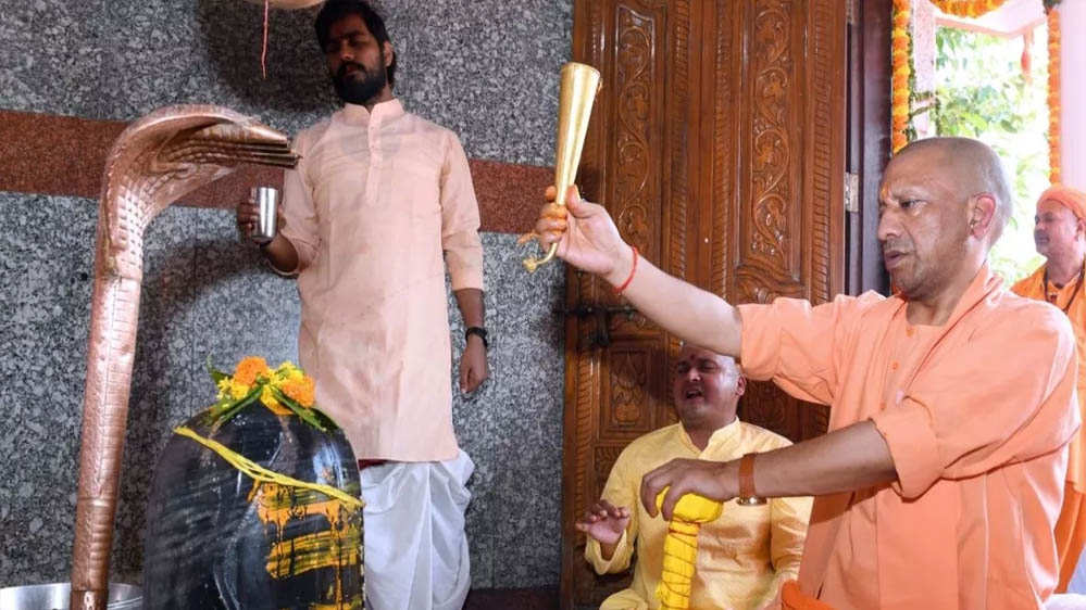 रुद्राभिषेक कर CM योगी ने की लोक मंगल की कामना, शिव साधना में लीन दिखे मुख्यमंत्री