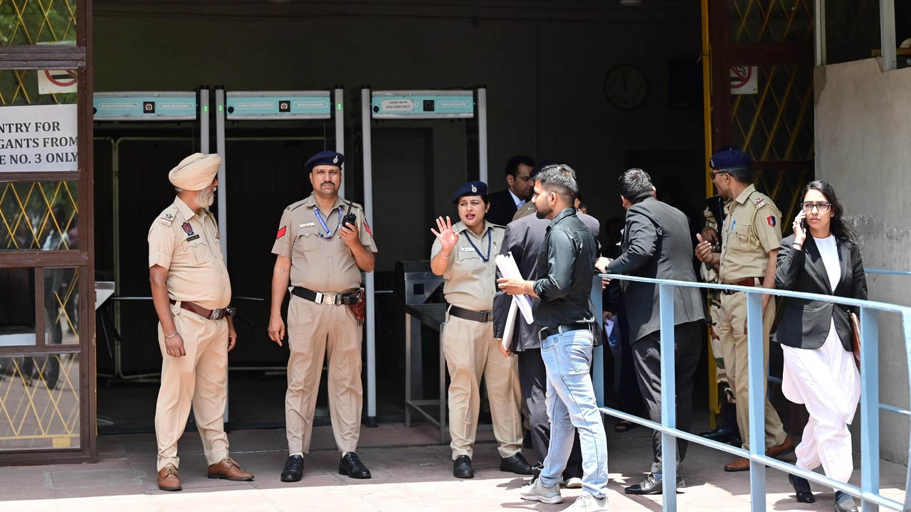 Ferozepur Court Bomb Threat: धमकी भरा फोन आते ही मचा हड़कंप, जिला कोर्ट परिसर कराया गया खाली