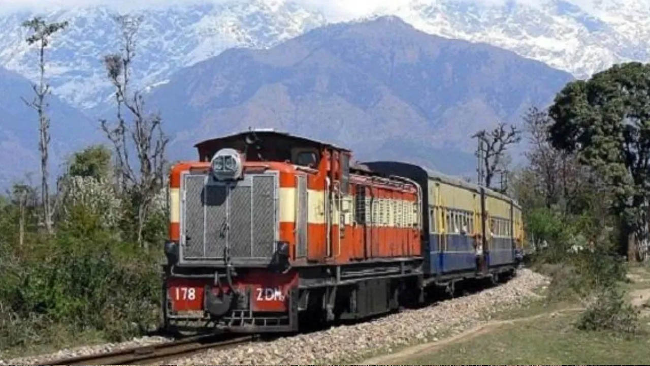 Kangra Valley Railway: 12 दिन बाद फिर थमी रेल सेवा, बारिश के चलते पठानकोट की चारों ट्रेनें रद्द