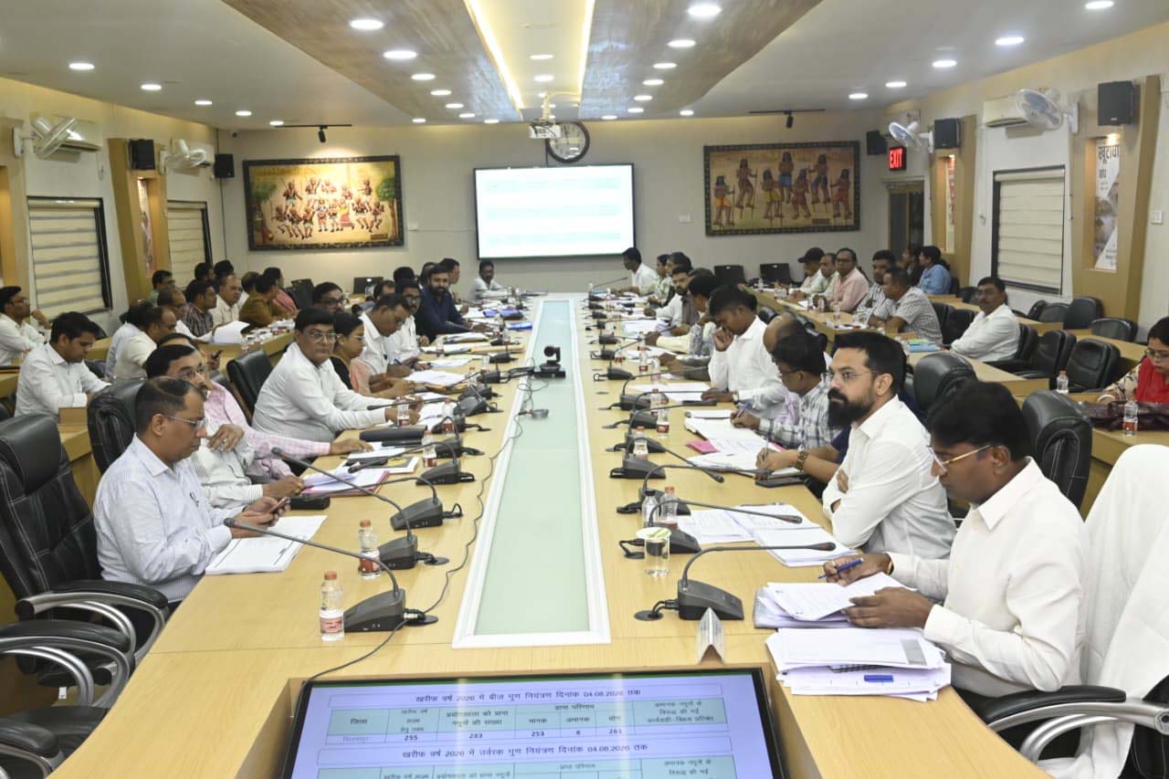 प्रभारी सचिव ने विभागवार योजनाओं और कार्यक्रमों की प्रगति की समीक्षा की