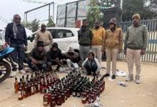 नवादा में लग्जरी कार से 124 लीटर शराब बरामद, तस्कर गिरफ्तार