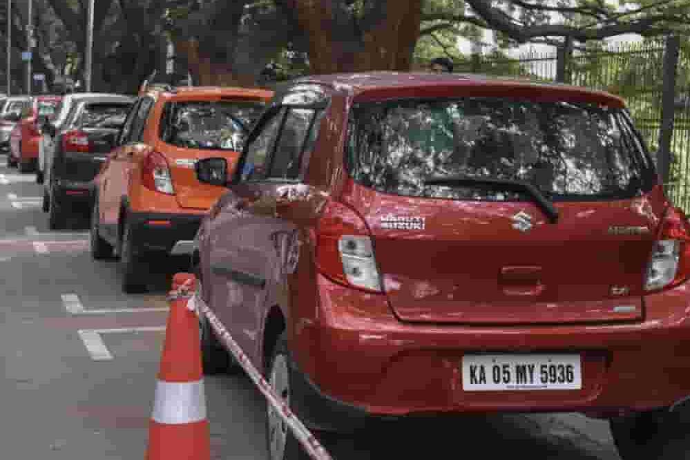 Bengaluru Parking Rules: फुटपाथ पर पार्किंग की तो नहीं बचेगी गाड़ी, भारी जुर्माने के साथ टोइंग की तैयारी