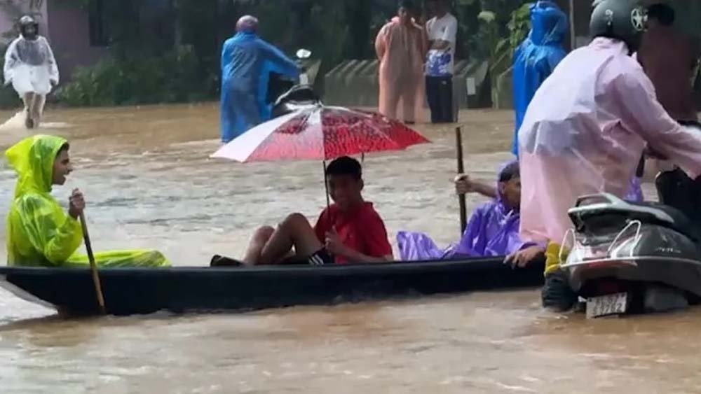 मूसलाधार बारिश बनी आफत, केरल में हजारों बेघर; शिवमोगा में तीन की मौत मूसलाधार बारिश बनी आफत, केरल में हजारों बेघर; शिवमोगा में तीन की मौत