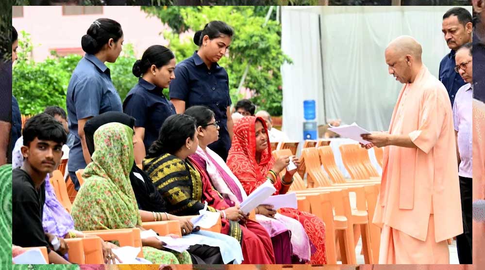 जनता दर्शन में एक महिला की पीड़ा सुन मुख्यमंत्री योगी आदित्यनाथ का सख्त निर्देश जनता दर्शन में एक महिला की पीड़ा सुन मुख्यमंत्री योगी आदित्यनाथ का सख्त निर्देश