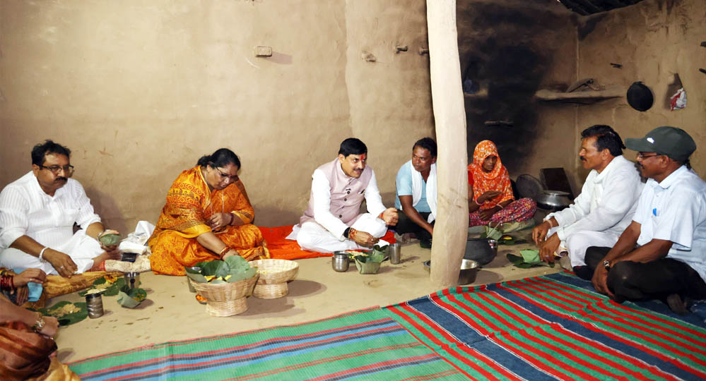 थांदला में जनजातीय परिवार के बीच पहुंचे मुख्यमंत्री डॉ. यादव, बसंत सिंह बामनिया के घर किया भोजन