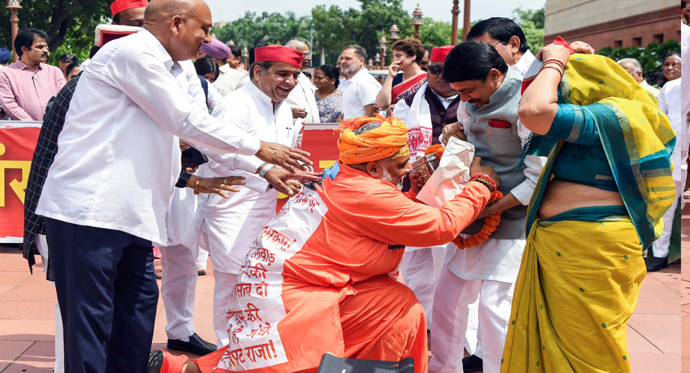 संसद भवन परिसर में भगवा के अपमान से संत समाज क्रोधित, निशाने पर पप्पू, राहुल और अखिलेश