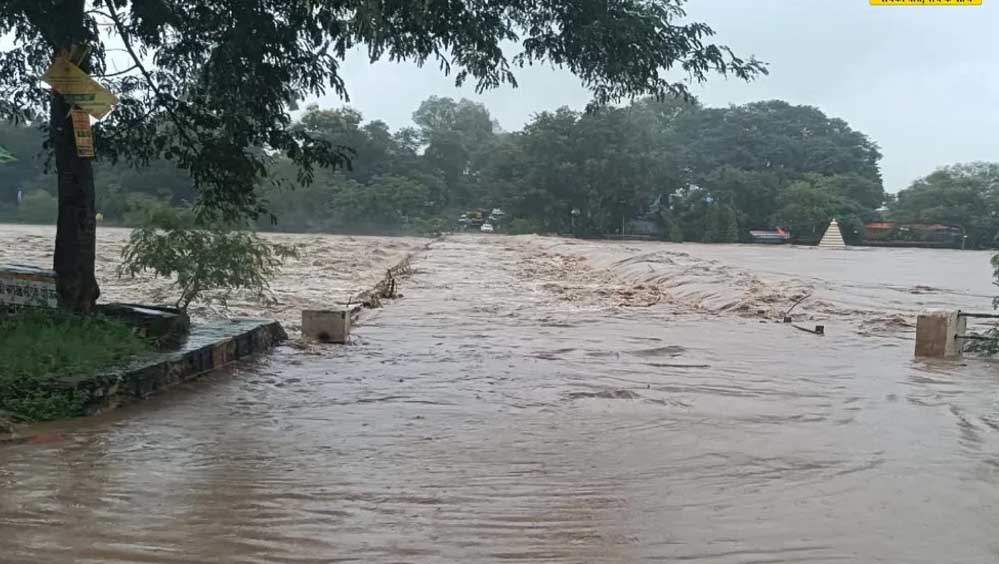 डिंडौरी में नर्सरी से 12वीं तक छुट्टी, पन्ना में भी स्कूल बंद; चित्रकूट की सड़कों पर चल रहीं नाव