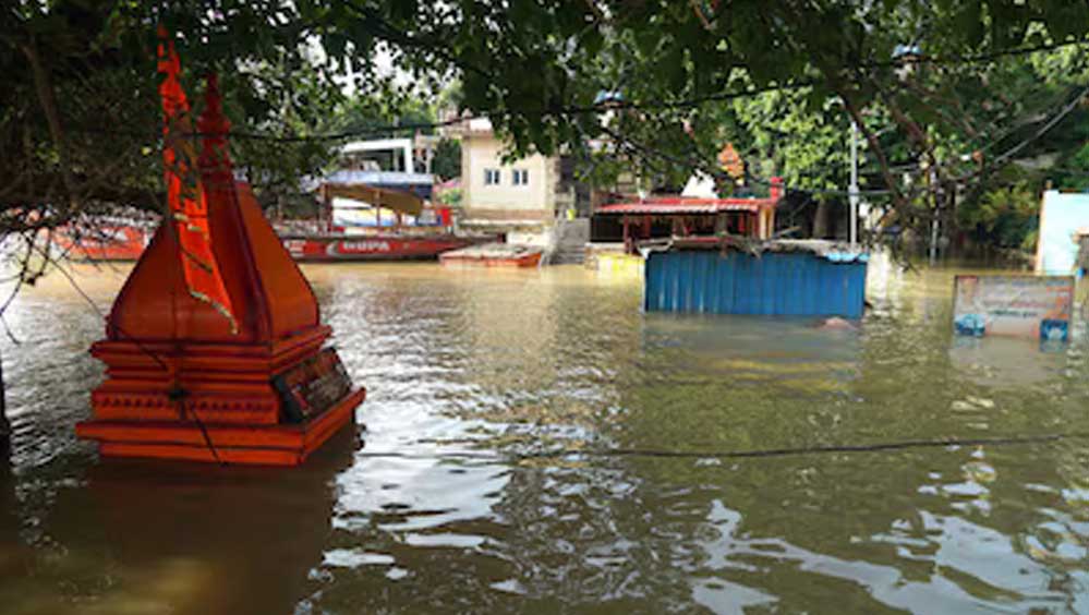 Varanasi Flood: गंगा के बढ़ते जलस्तर से घाटों पर संकट, अस्सी से नमो घाट तक जलभराव; प्रशासन अलर्ट पर Varanasi Flood: गंगा के बढ़ते जलस्तर से घाटों पर संकट, अस्सी से नमो घाट तक जलभराव; प्रशासन अलर्ट पर