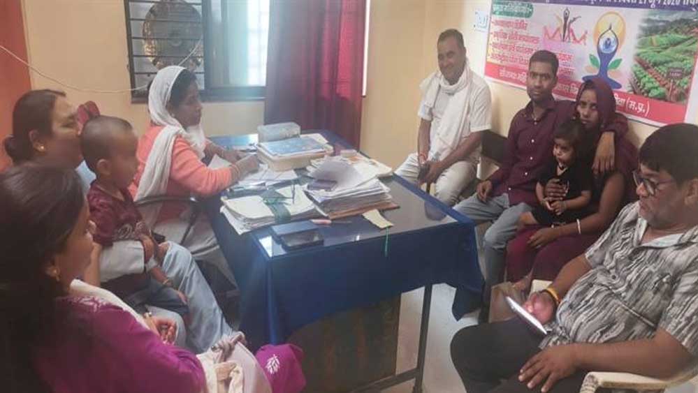 काउंसलिंग ने बचाया टूटता रिश्ता! वन स्टॉप सेंटर की पहल से परिवार फिर हुआ एक काउंसलिंग ने बचाया टूटता रिश्ता! वन स्टॉप सेंटर की पहल से परिवार फिर हुआ एक
