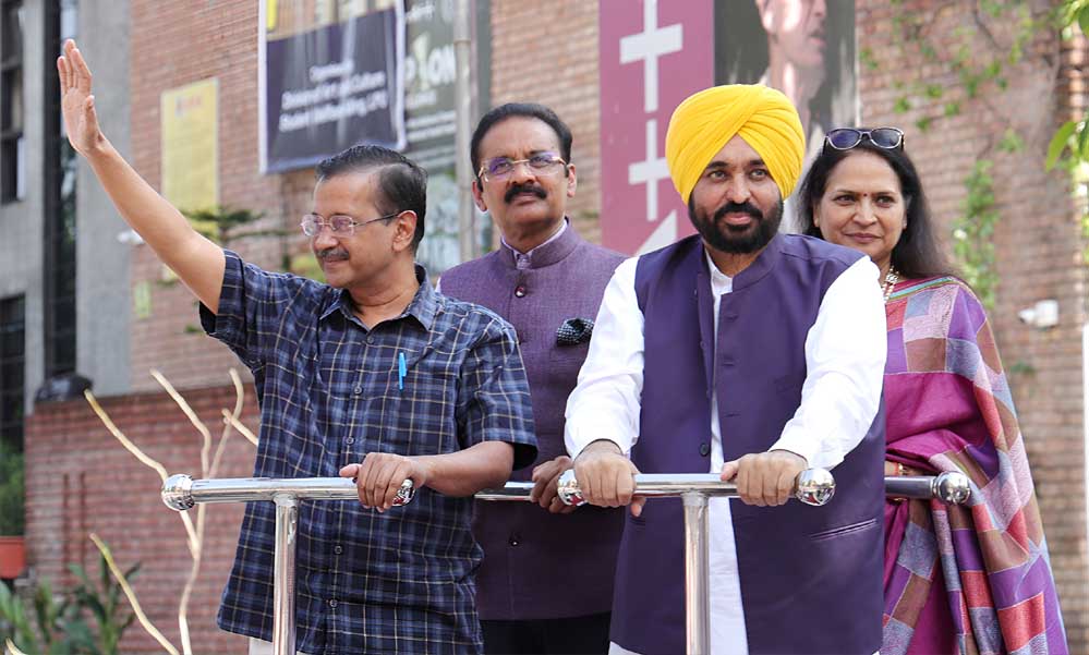 लोकलुभावनी योजनाओं के सहारे सत्ता बचाने की कोशिश, AAP का ‘रंगला पंजाब’ एजेंडा तैयार लोकलुभावनी योजनाओं के सहारे सत्ता बचाने की कोशिश, AAP का ‘रंगला पंजाब’ एजेंडा तैयार
