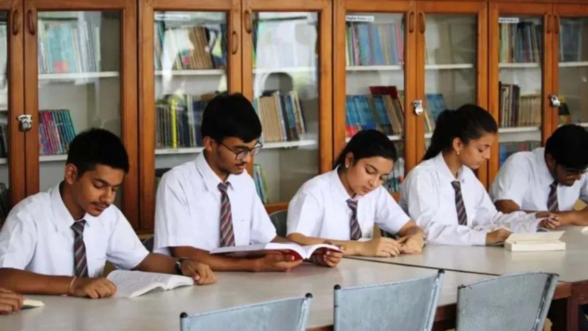 बिना मान्यता चल रहे स्कूलों पर कार्रवाई कब? दो साल से 40 विद्यालयों की सूची धूल फांक रही बिना मान्यता चल रहे स्कूलों पर कार्रवाई कब? दो साल से 40 विद्यालयों की सूची धूल फांक रही