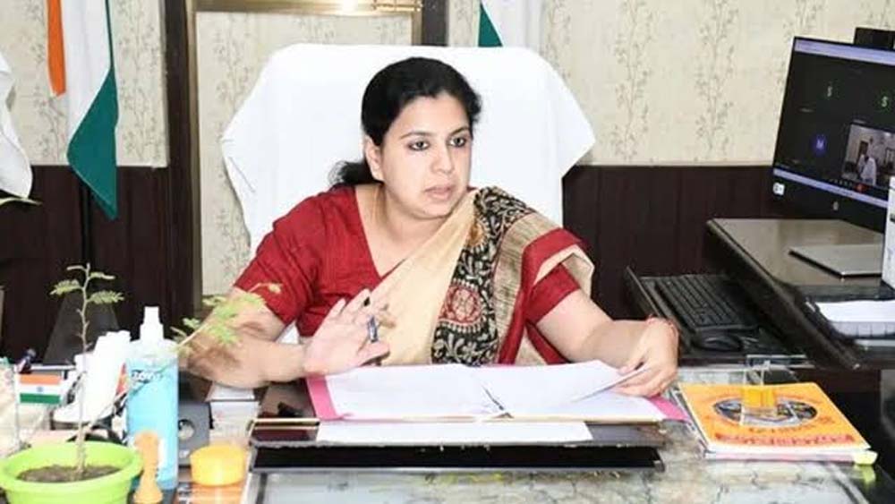 तीन जिलों की DM रहीं दिव्या मित्तल ने छोड़ी IAS की नौकरी, बोलीं- 'आज आभार से आंखें नम हैं'