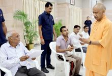 सीएम योगी आदित्यनाथ ने ‘जनता दर्शन’ में सोमवार सुबह प्रदेश के कई जनपदों से आए लोगों की सुनीं समस्याएं
