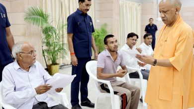 सीएम योगी आदित्यनाथ ने ‘जनता दर्शन’ में सोमवार सुबह प्रदेश के कई जनपदों से आए लोगों की सुनीं समस्याएं