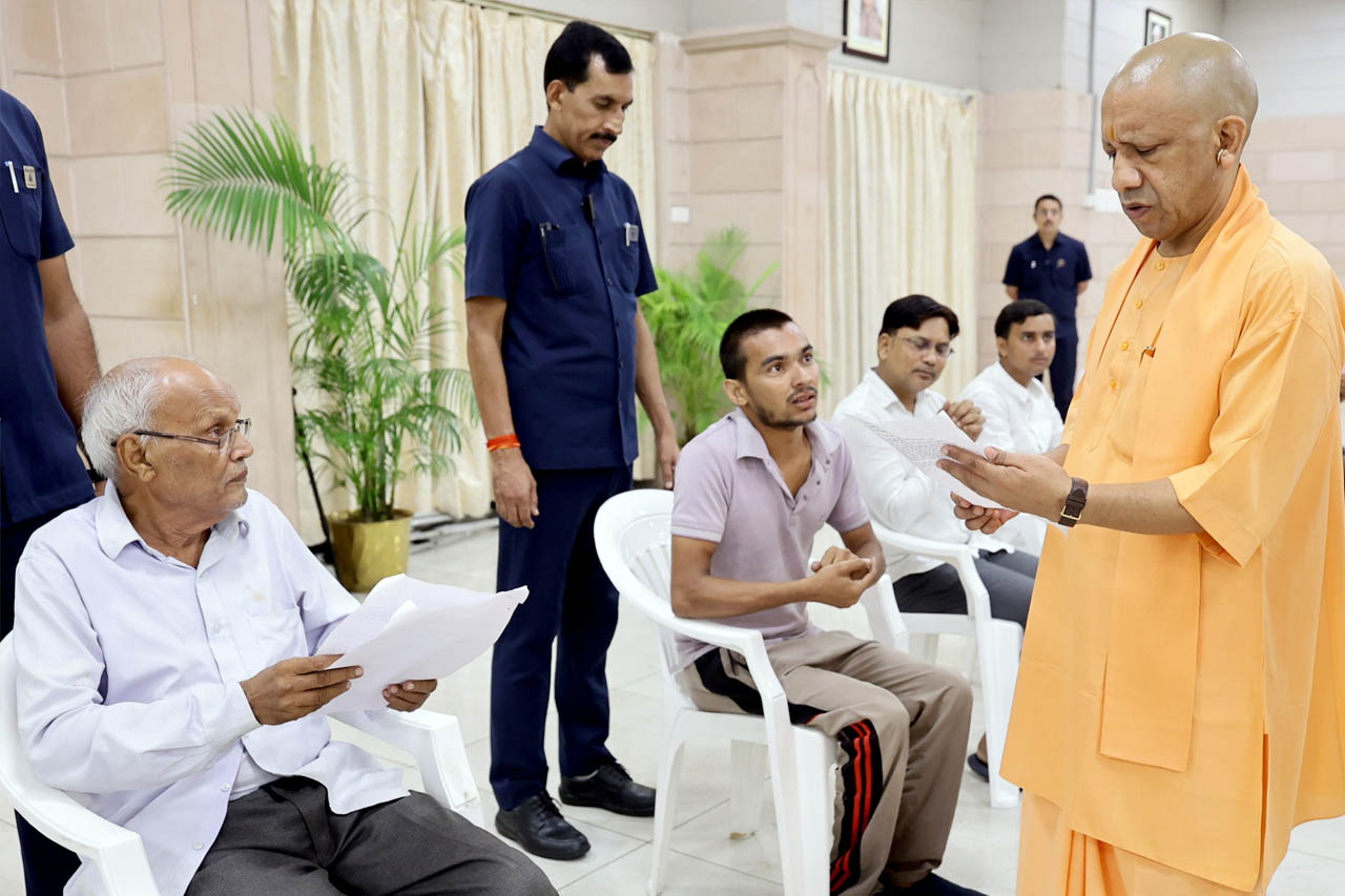 सीएम योगी आदित्यनाथ ने ‘जनता दर्शन’ में सोमवार सुबह प्रदेश के कई जनपदों से आए लोगों की सुनीं समस्याएं सीएम योगी आदित्यनाथ ने ‘जनता दर्शन’ में सोमवार सुबह प्रदेश के कई जनपदों से आए लोगों की सुनीं समस्याएं