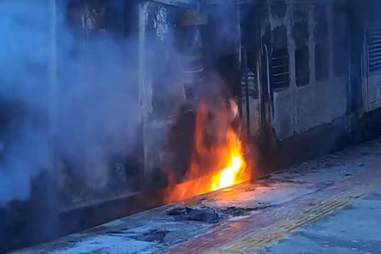 समस्तीपुर रेलवे स्टेशन पर बड़ा हादसा, पैसेंजर ट्रेन में भीषण आग; कई कोच जलकर खाक समस्तीपुर रेलवे स्टेशन पर बड़ा हादसा, पैसेंजर ट्रेन में भीषण आग; कई कोच जलकर खाक