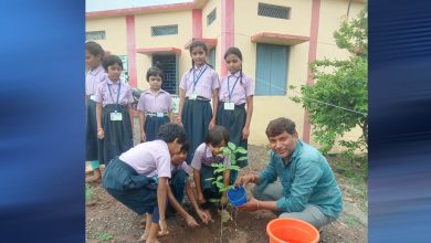 प्रदेश सचिव राजेंद्र सोलंकी ने एक वृक्ष स्कूल प्रांगण में लगाया