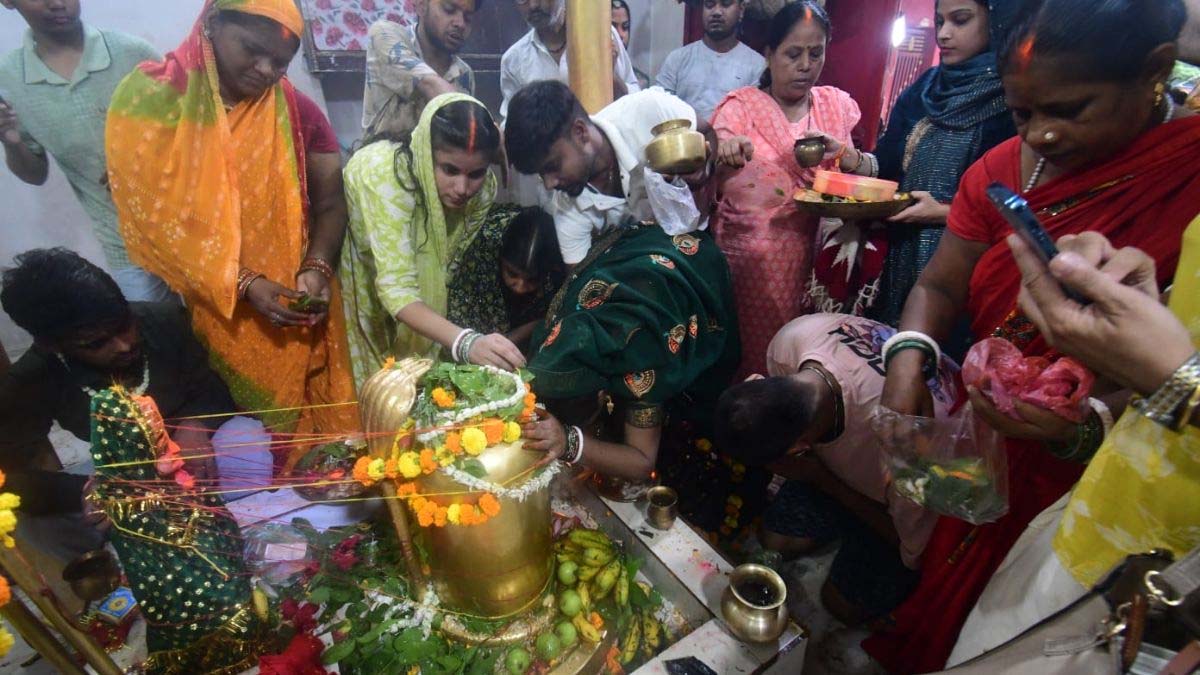 बारिश के बीच भोलेनाथ की भक्ति में डूबा पटना, मंदिरों में उमड़ा सैलाब बारिश के बीच भोलेनाथ की भक्ति में डूबा पटना, मंदिरों में उमड़ा सैलाब