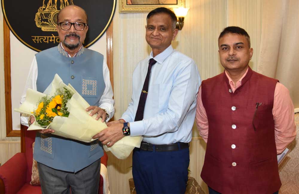 राज्यपाल रमेन डेका से एम्स के कार्यपालक निदेशक ने की सौजन्य मुलाक़ात