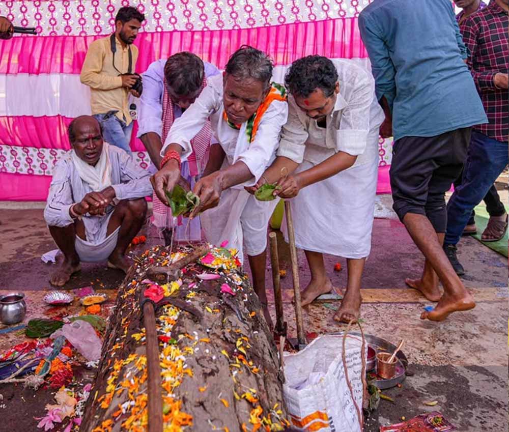 Bastar दशहरा का आगाज, साल की लकड़ी से शुरू हुई पहली रस्म; मां दंतेश्वरी को अर्पित किया गया काष्ठ Bastar दशहरा का आगाज, साल की लकड़ी से शुरू हुई पहली रस्म; मां दंतेश्वरी को अर्पित किया गया काष्ठ
