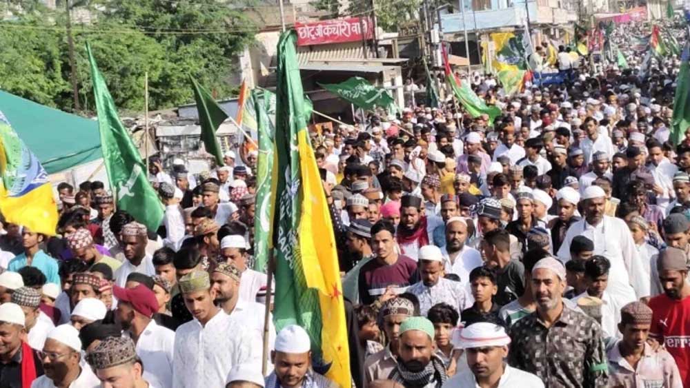 ईद मिलादुन्नवी जुलूस में नियम ताक पर, तेज डीजे और कार्बाइड गन से मचा हंगामा ईद मिलादुन्नवी जुलूस में नियम ताक पर, तेज डीजे और कार्बाइड गन से मचा हंगामा