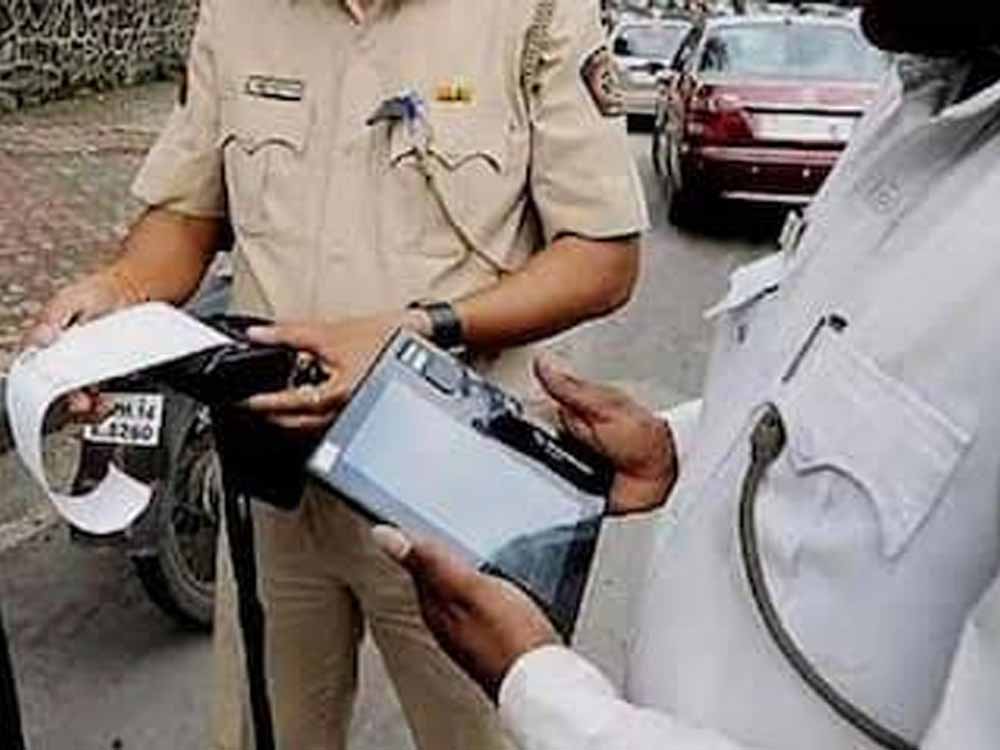 अब बचना मुश्किल! गुरुग्राम में ट्रैफिक नियम तोड़ते ही चौराहे की स्क्रीन पर आएगा चालान अब बचना मुश्किल! गुरुग्राम में ट्रैफिक नियम तोड़ते ही चौराहे की स्क्रीन पर आएगा चालान