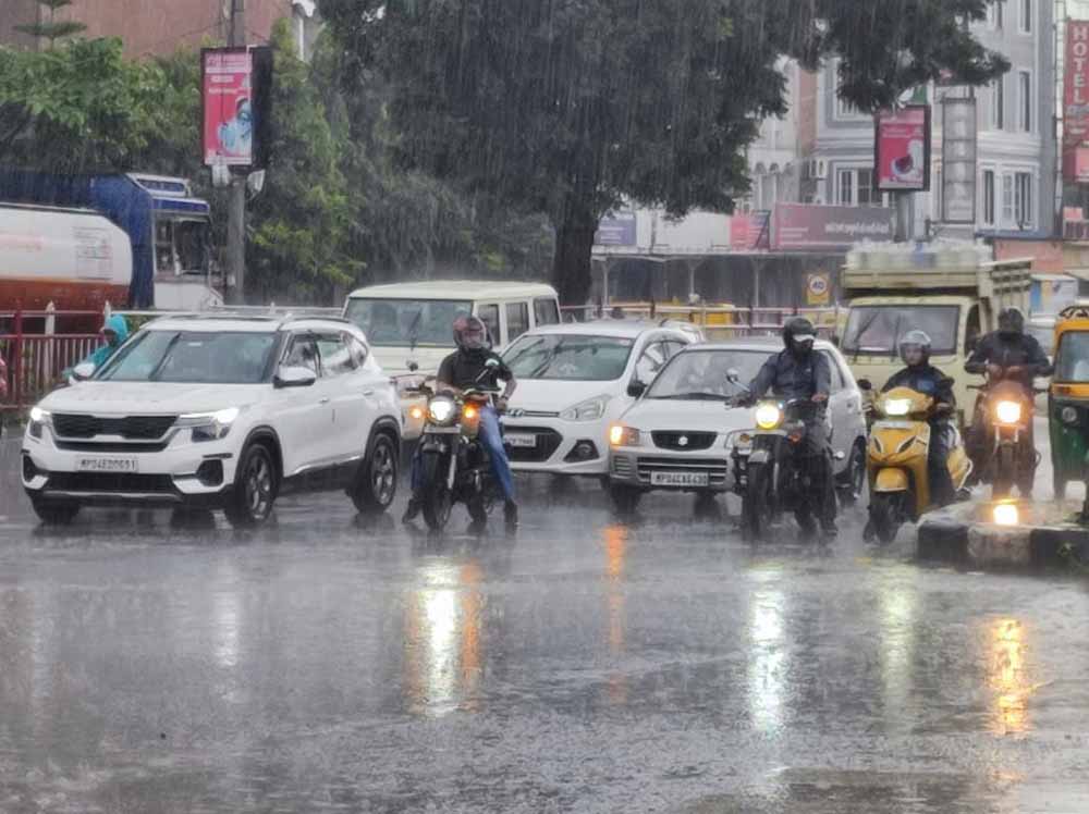 मध्य प्रदेश में फिर बारिश का दौर, भोपाल-जबलपुर सहित कई जिलों में भारी वर्षा का अलर्ट मध्य प्रदेश में फिर बारिश का दौर, भोपाल-जबलपुर सहित कई जिलों में भारी वर्षा का अलर्ट